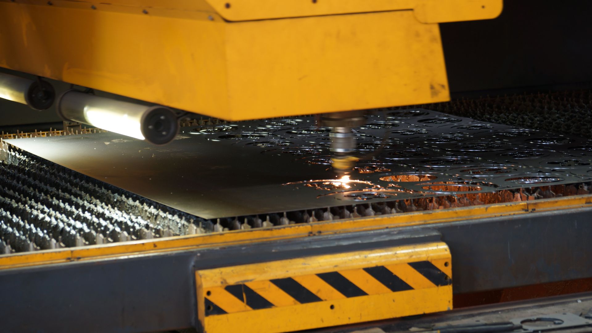 Laser cutting head cutting round blanks from a metal sheet