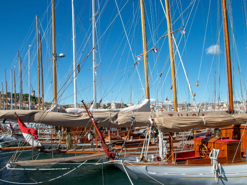 Sailboats & Yachts