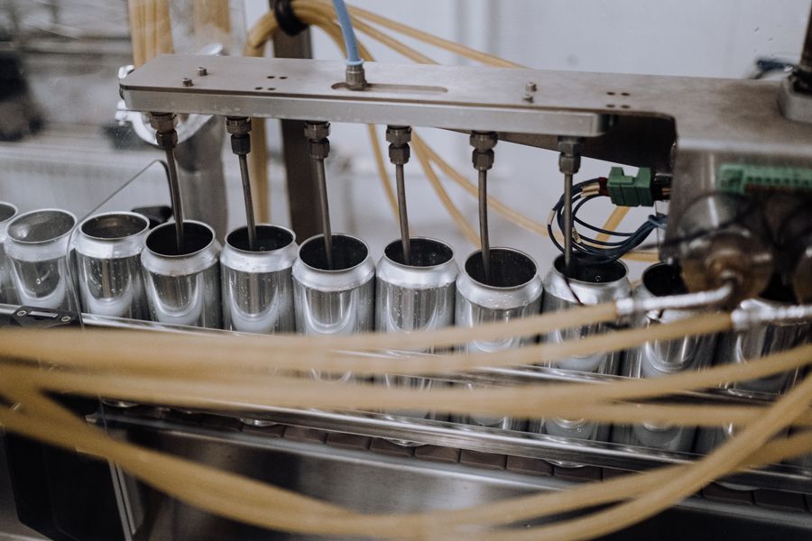 Filling nozzles above cans on a filling line